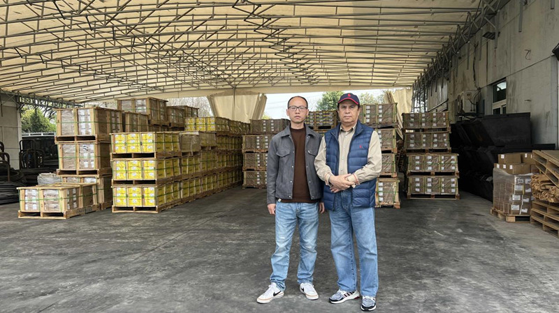 Pelanggan asing melawat kilang Jiaxing Qunbang Hardware Co., LTD.